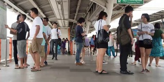 时间流逝:人们在曼谷地铁站旅行