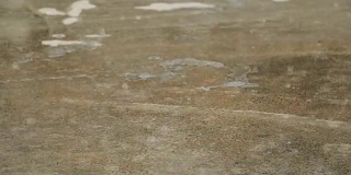 雨点落在水泥地面VDO HD。