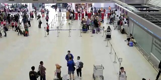 候机楼机场的旅客登记柜台