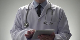 医生使用平板电脑