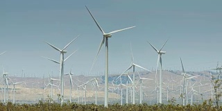 广阔的风电场在莫哈韦沙漠