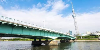 蓝色天空中著名的东京塔附近的高架桥。