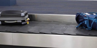 行李放在机场的行李传送带上