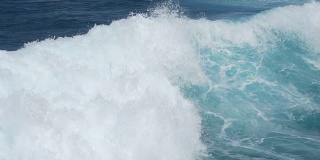 巨大的海浪拍打着