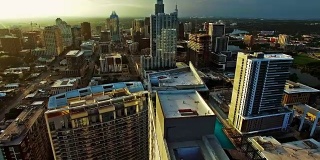清晨黄金时间，德克萨斯奥斯汀航空公司在摩天大楼的顶部
