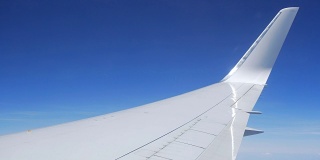 在飞行过程中从窗口观看飞机机翼
