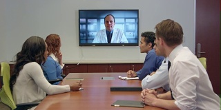 多民族医生和专业人员有视频会议