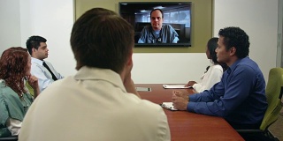 多民族医生和专业人员视频会议
