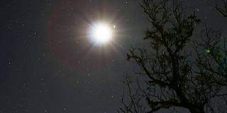 月亮和星星在夜晚旋转