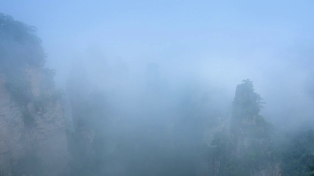 雄伟的山峰耸立在云海中