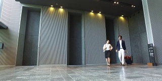 两位日本同事走过大楼的大厅