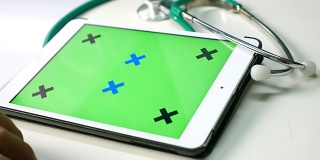 医生使用平板电脑，绿色屏幕