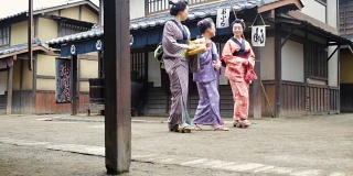 江户时代日本村落中穿着传统服饰的三代家庭妇女