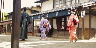 江户时代的日本村落中穿着传统服饰的多代家庭