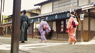 江户时代的日本村落中穿着传统服饰的多代家庭视频素材模板下载