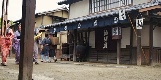 江户时代日本村落里穿着传统服饰的人们