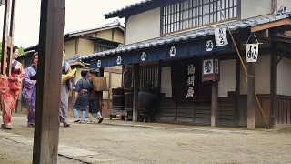江户时代日本村落里穿着传统服饰的人们视频素材模板下载
