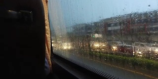 在雨天坐在街上的车里。