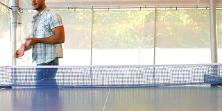 一个年轻人在一场乒乓球比赛中因发球而失去一分