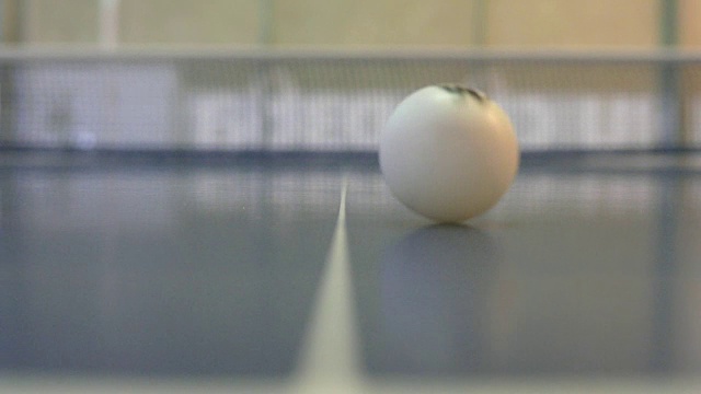 一个乒乓球滚向相机的特写镜头