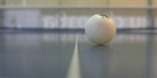 一个乒乓球滚向相机的特写镜头