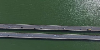 桥上交通的俯视图