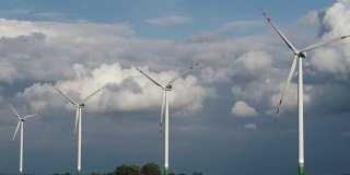 农业景观中的四个大型风力涡轮机