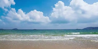 沙滩上的景象快速的云和平静的海