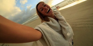 一个快乐的年轻女子在海滩上的自画像