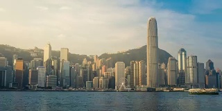 延时拍摄香港维多利亚港上午的景色，背景是船只和摩天大楼