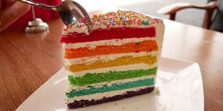 咖啡厅里的彩虹蛋糕