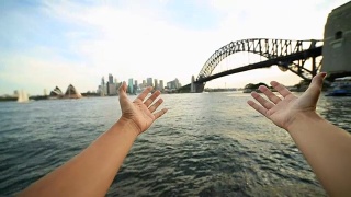 人的双臂伸向悉尼的地平线，澳大利亚视频素材模板下载