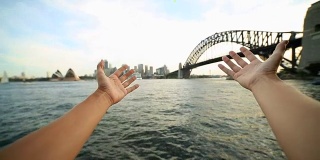 人的双臂伸向悉尼的地平线，澳大利亚