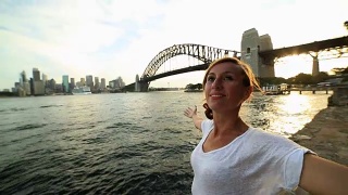 一名年轻女子的肖像在悉尼海港张开双臂视频素材模板下载
