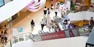 现代化的购物中心与顾客