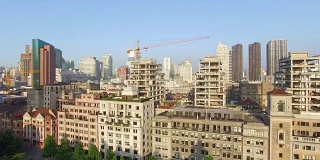 建筑工地鸟瞰图，背景为现代建筑，上海天际线