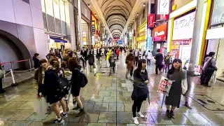 延时:在广岛市中心的宏道商场，行人挤在一起购物视频素材模板下载
