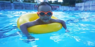 夏季和游泳活动，为快乐的孩子在游泳池