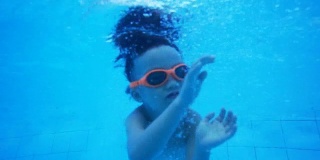 男孩游泳的水下镜头