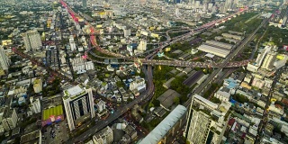 夜间曼谷的交通。间隔拍摄