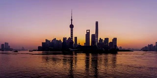 时光流逝的清晨，大量的船只在中国上海的黄浦江上
