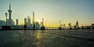 时间的推移，人们做锻炼在外滩清晨，中国上海