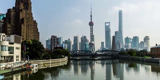 在中国上海的外滩漫步，欣赏著名的建筑