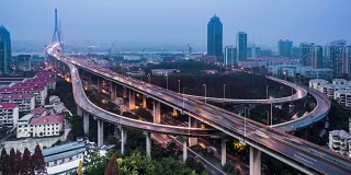 从白天到黄昏，中国上海的高速公路和交通的时间流逝
