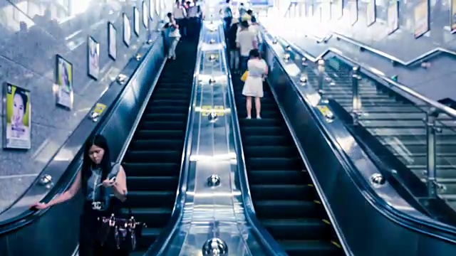 向上倾斜地铁自动扶梯的延时
