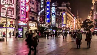 中国，上海:晚上，游客们在南京路购物街上漫步视频素材模板下载
