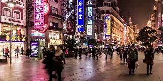 中国，上海:晚上，游客们在南京路购物街上漫步