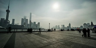 中国上海:阴天里，游客们在外滩的时光流逝，中国上海