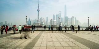 中国，上海:在阴天里，游客们欣赏着外滩的景色