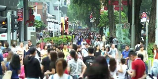 拥挤的人在路上行走。